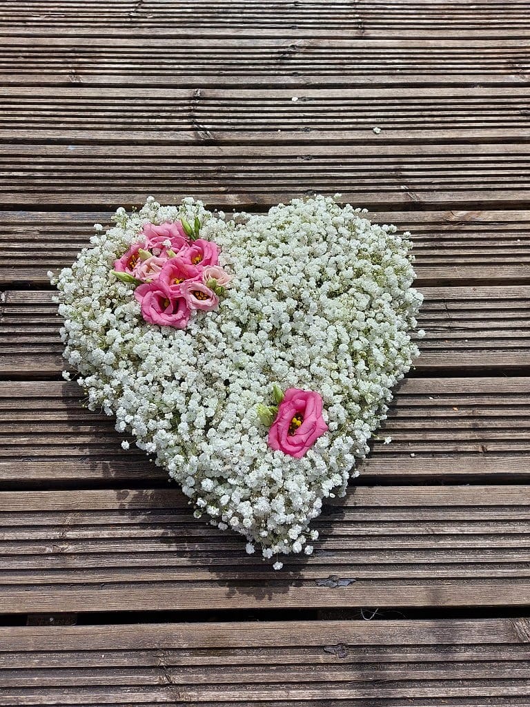 Gypsophila heart with delicate pink lisianthus around the edge